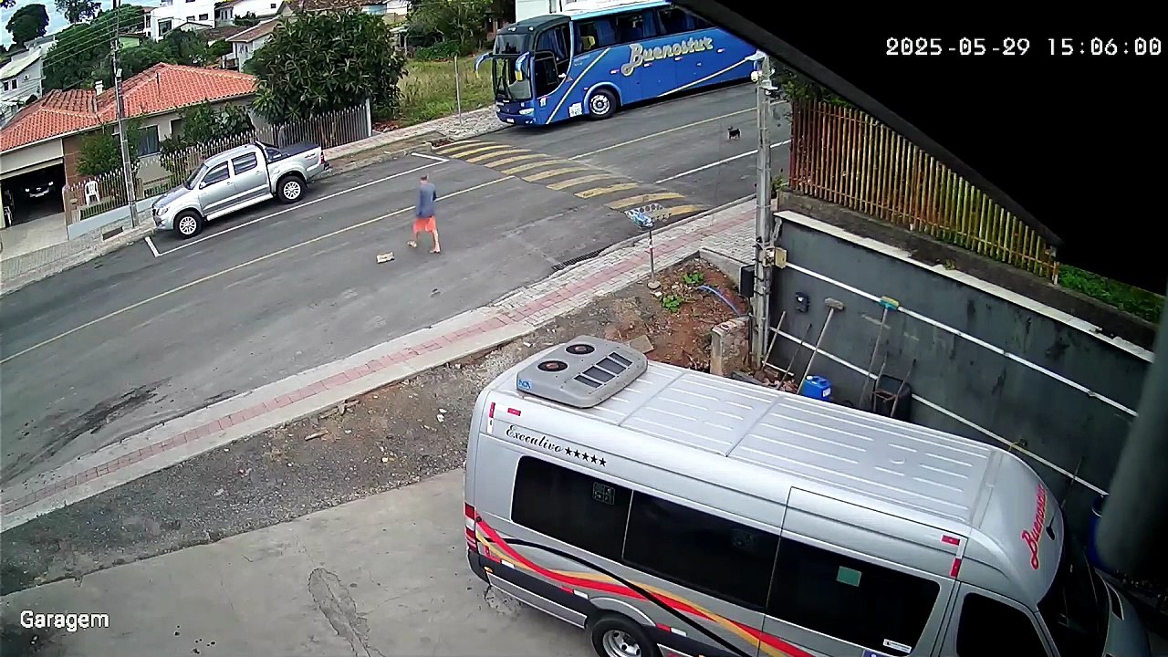 Vídeo flagra detento “passeando” em rua após fugir de presídio em Canoinhas