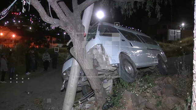 ¡Impactante choque! Un minibús terminó entre un poste y árbol en Cochabamba