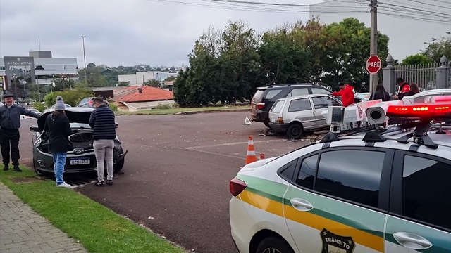 Três veículos se envolvem em forte colisão no cruzamento das Ruas Uruguai e Belo Horizonte