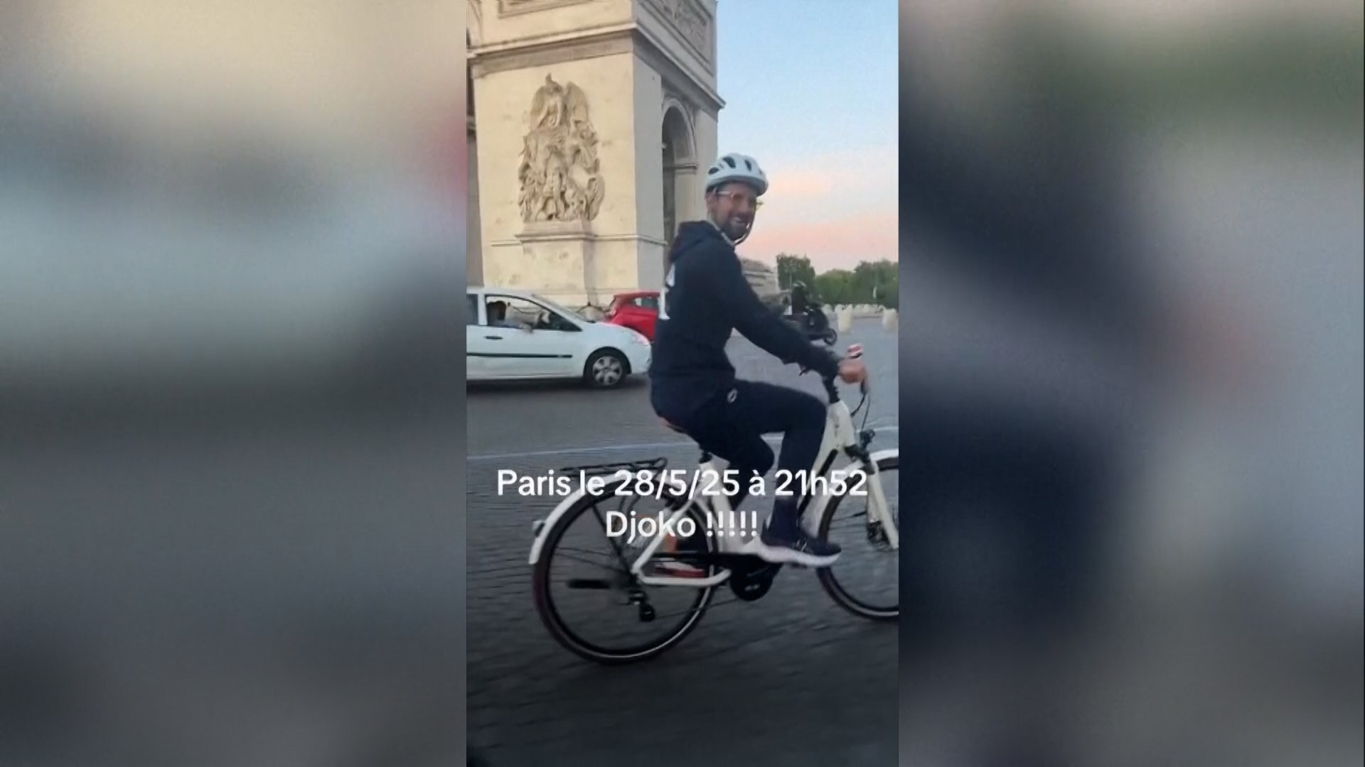 Los conductores parisinos no daban cr�dito. la estrella serbia del tenis aprovecha los descansos entre partido y partido para dar un paseo en bicicleta por las calles de la capital francesa.