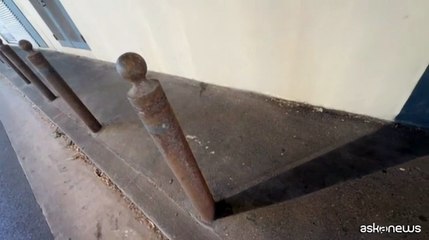 A Marsiglia compare un faro nero: la nuova opera di Banksy