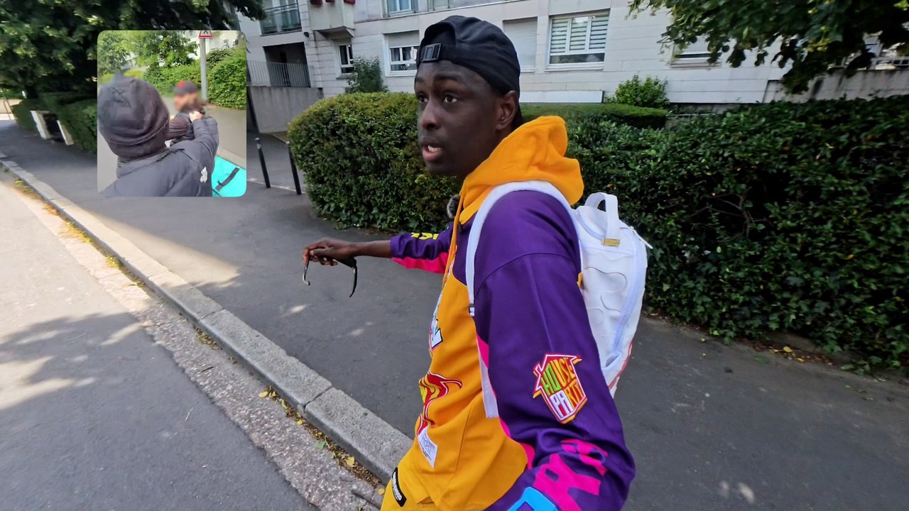 L 'humoriste Youssoupha Diaby aide un livreur à...
