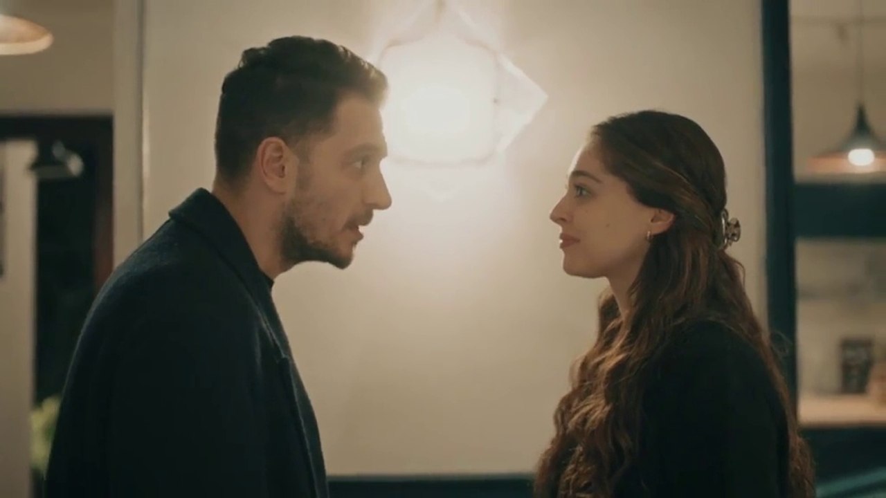 33. Lost In Love ❤️ Perdidos En El Amor. Capítulo 33 Audio ESPAÑOL HD. (Sakla Beni). Con Uraz Kaygılaroğlu, Cemre Baysel, Asude Kalebek, Baran Bölükbasi.
