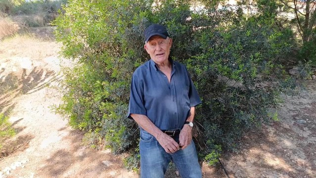 Andrés Bernabé explica los efectos del cambio climático sobre los pinos que se levantan en la zona verde que lleva su nombre.