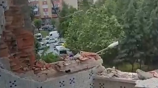 İstanbul'da kontrollü yıkım esnasında bitişikteki bina hasar gördü