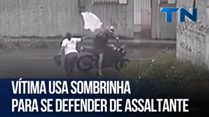 Vítima usa sombrinha para se defender de assaltante