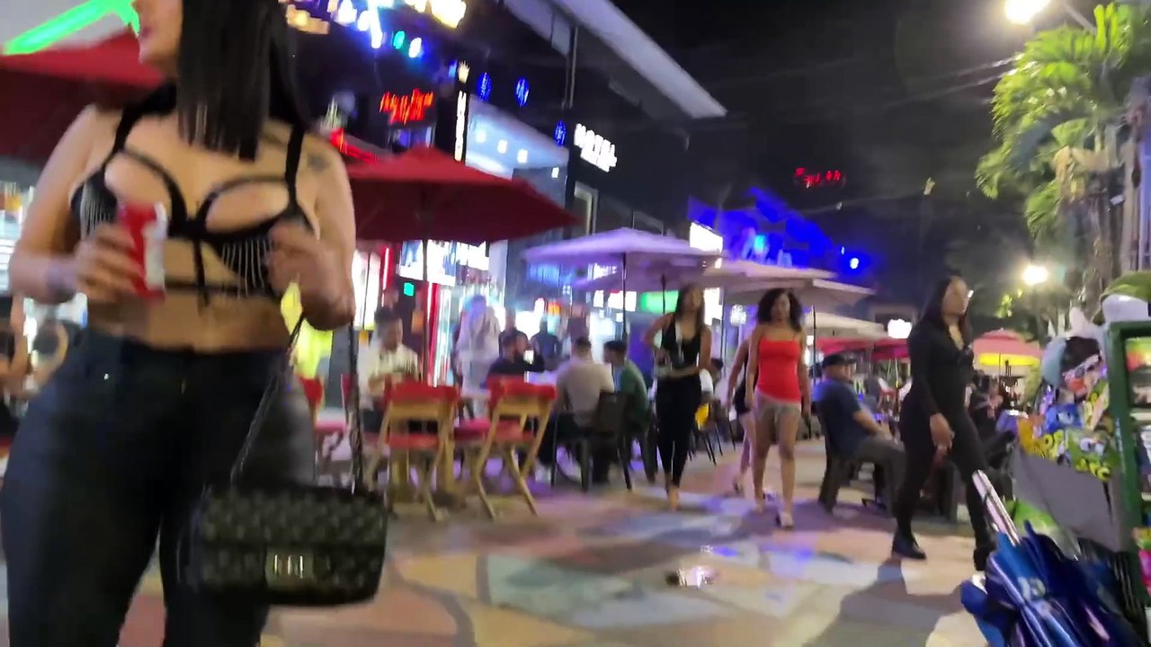 PARQUE LLERAS NIGHTLIFE  MEDELLIN COLOMBIA