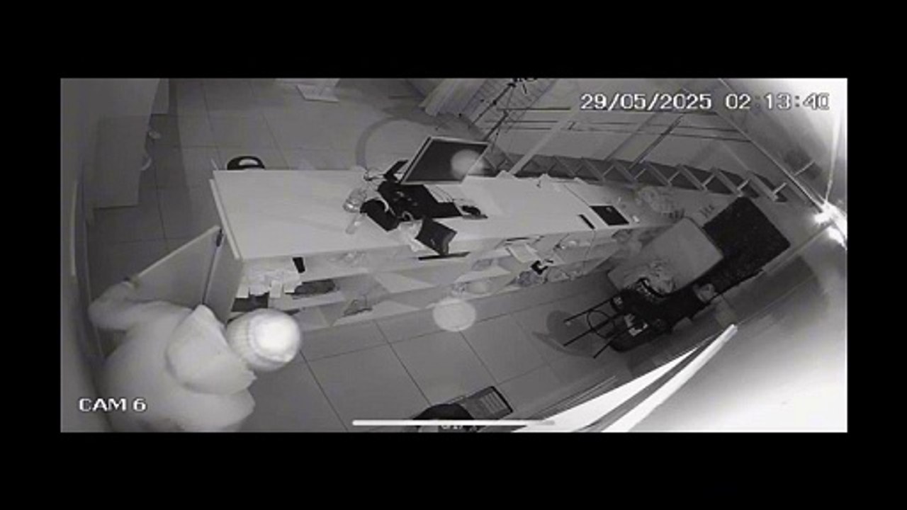 Câmeras de segurança flagram quadrilha fazendo a limpa em loja de roupas infantis na RMC