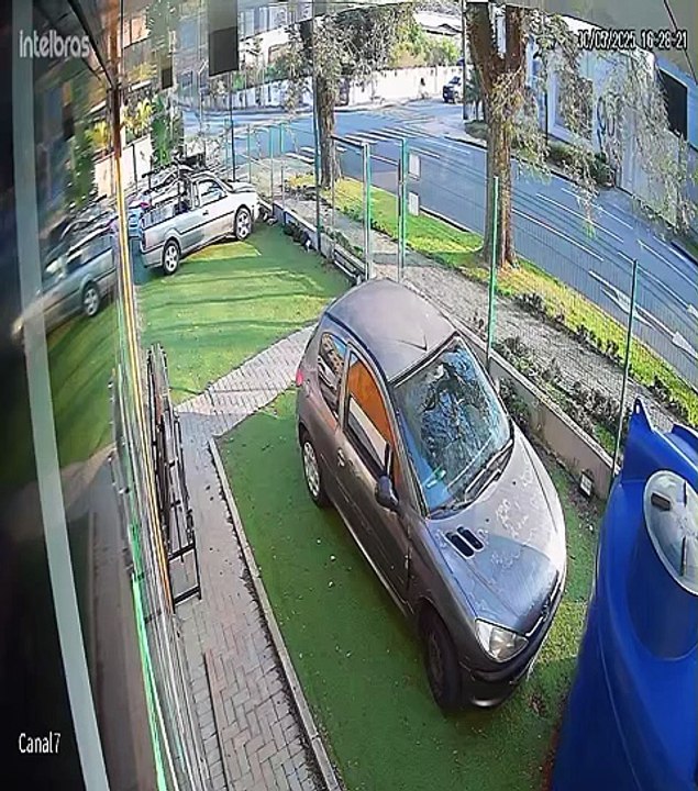 Motociclista voa e morre na hora após furar sinal e bater em caminhonete no Capão Raso