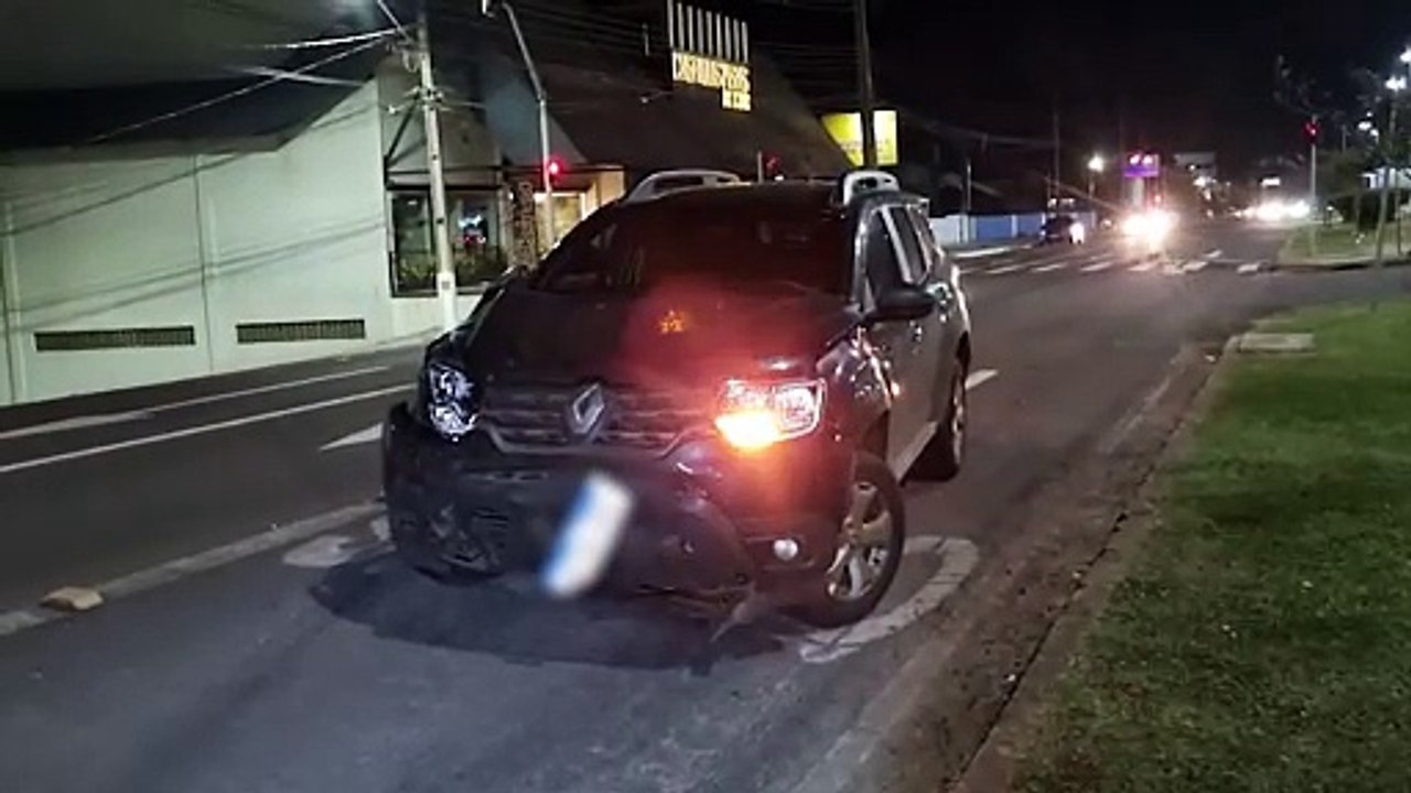 Vidro de Uno quebra em forte colisão contra Duster na Avenida Tancredo Neves