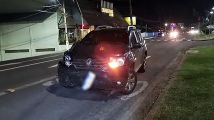 Vidro de Uno quebra em forte colisão contra Duster na Avenida Tancredo Neves
