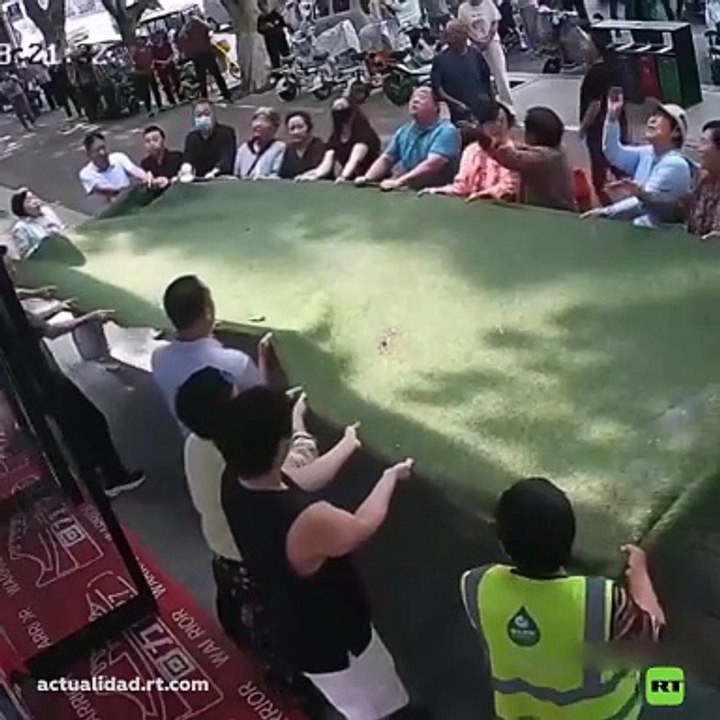 Salvan a una mujer