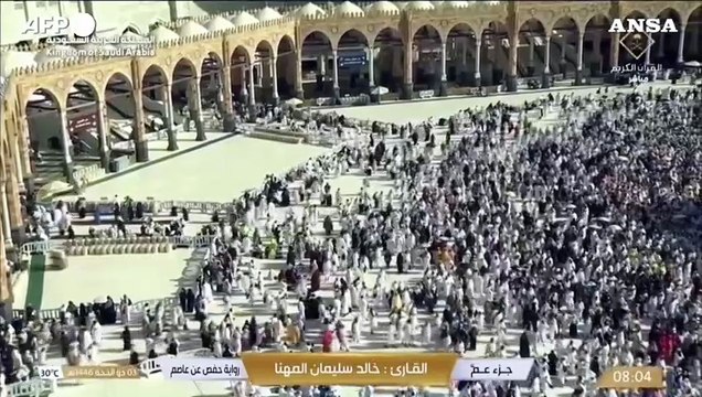 Mecca, fedeli musulmani nel rituale del Tawaf intorno alla Kaaba