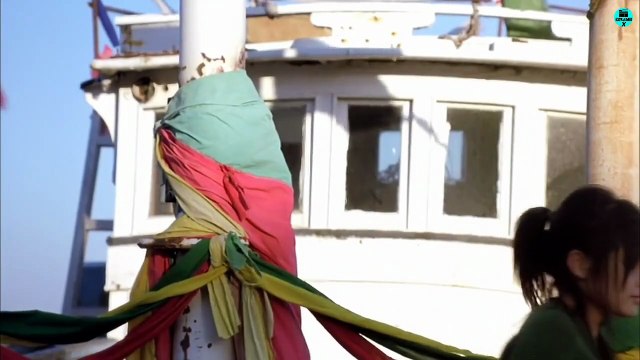 17 Years Old Girl Living In Sailboat With Old Man But Young Boy Come There And Then _ Movie Recapped