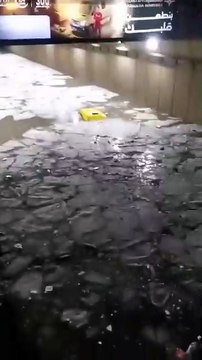 شباب يعرض حياته للخطر ويبحث عن توك توك داخل نفق أغرقته مياه الامطار بالإسكندرية