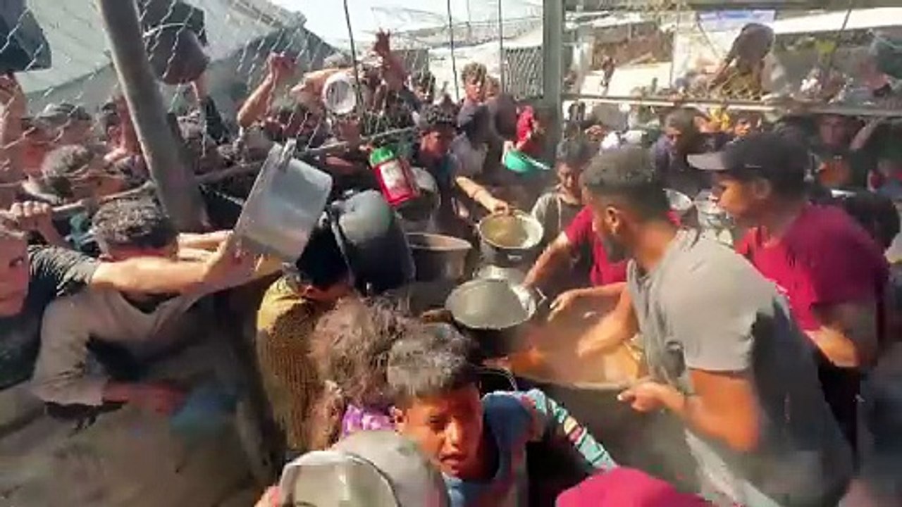 Los asaltos a los camiones con ayuda en Gaza se extienden entre una población desesperada