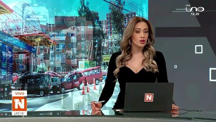 POLICIAS HICIERON SU PROPIA FILA PARA CARGAR COMBUSTIBLE