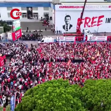 CHP'nin Antalya mitinginde, 19 Mart eylemlerine katıldıkları iddiasıyla mezuniyet töreni yapılmayan Akdeniz Üniversitesi öğrencileri kep fırlattı