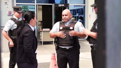 Justicia salvadoreña ordena mantener en prisión a abogado ambientalista y un pastor