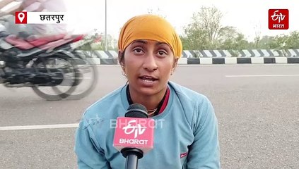 चिलचिलाती धूप और तपती सड़क पर लुढ़कते हुए बागेश्वर धाम की यात्रा पर निकली युवती