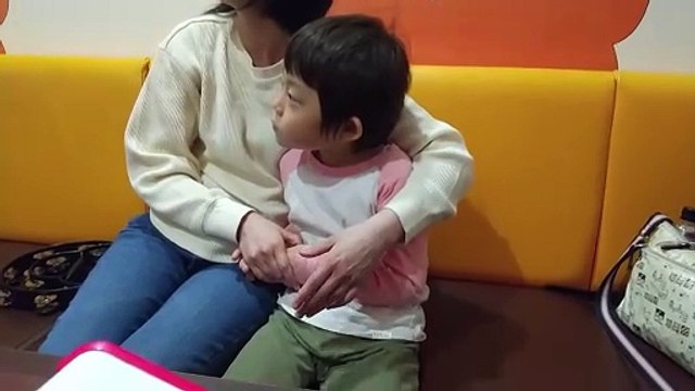 ジョジョの奇妙な冒険第1部OPその血の運命、オタク母娘2人の熱唱に巻き込まれる4歳児男の子（発達障がい（知的障害）-自閉性スペクトラム症）【小学生カラオケ歌ってみた】