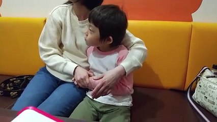 ジョジョの奇妙な冒険第1部OPその血の運命、オタク母娘2人の熱唱に巻き込まれる4歳児男の子（発達障がい（知的障害）-自閉性スペクトラム症）【小学生カラオケ歌ってみた】