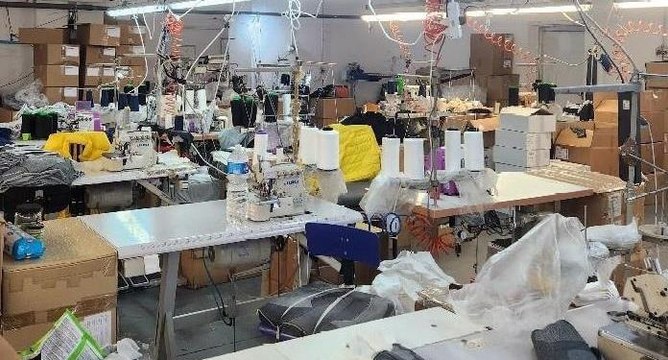 Brescia, caporalato nel tessile: sequestrati 4 opifici, 35 lavoratori sfruttati (31.05.25)