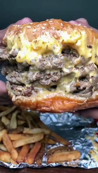 Follow for more ASMR videos🌮🍟 Credits: @nafeatfood #mukbang #asmr #fastfood #asmreating