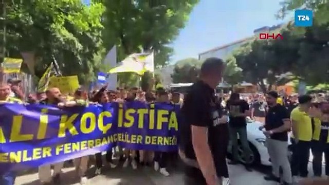 Fenerbahçeli taraftarlar Cadde'den stada kadar yönetimi protesto etmek için yürüdü