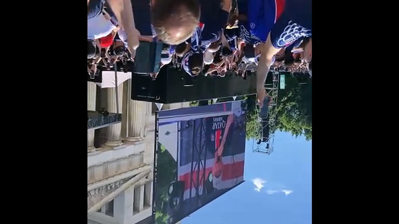 Pauleta ovationné par les supporters du PSG - Foot - Ligue des champions - PSG