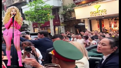 Trump đưa ra lời khuyên về hôn nhân sau video lan truyền về cảnh vợ Macron đẩy mặt ông