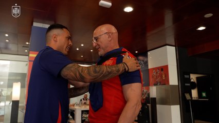 Llegada de los internacionales españoles a la concentración