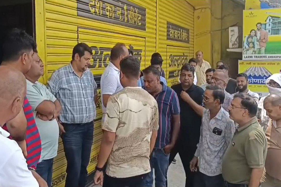 GST raid: जीएसटी की कार्रवाई का व्यापारी संघ ने जताया विरोध, की नारेबाजी, कहा- … तो दुकानें बंद कर सौंप देंगे चाबी