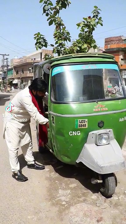 Rickshaw chalanay wala kon nikla Video dekhain