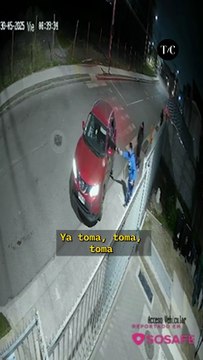 “Te estás regalando”: Ladrones le roban a joven, le devuelven su carnet y dan consejos (Video)