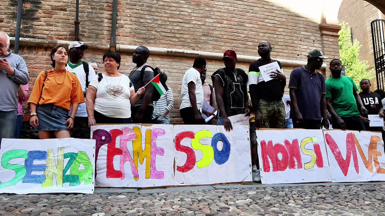 Permesso di soggiorno, flash mob a Ferrara