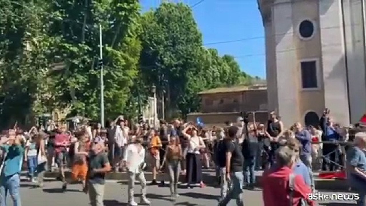 A Roma il corteo contro il dl sicurezza, spunta bandiera Decima Mas