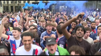 Gli Champs-Élysées quartier generale della festa per il Psg