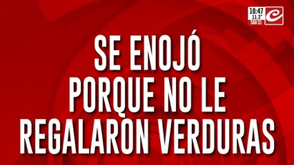 Se enojó porque no le regalaron mercadería... ¡y destrozó toda la verdulería!