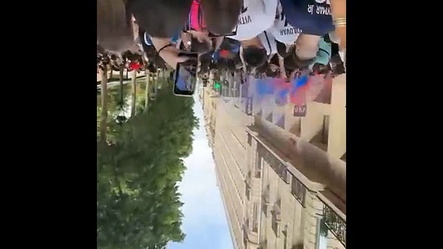 L'ambiance sur les Champs-Élysées devant la boutique du PSG à quatre heures du coup d'envoi