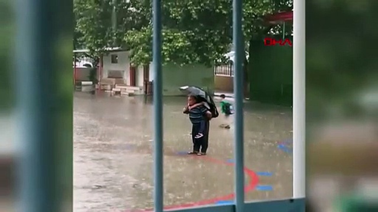 Sağanakta sırtına alıp bekledi! Dede ve torunun İstiklal Marşı  aşkı