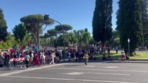 Manifestanti si accampano al nastro di partenza, domani, del Giro d'Italia
