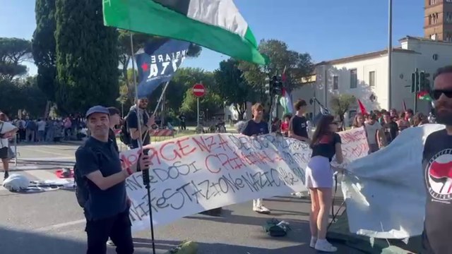Il nastro di partenza del Giro d'Italia e le tende issate «contro la partecipazione di Israele»