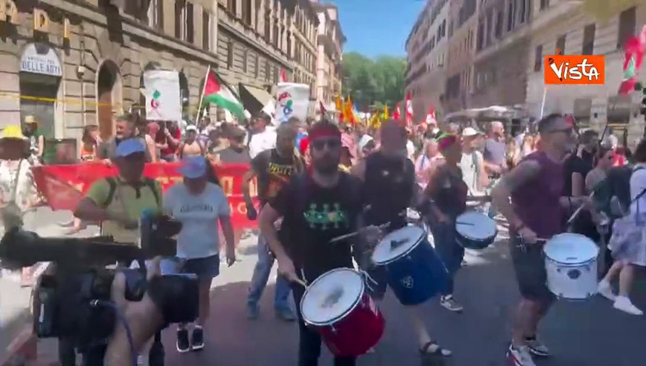 Manifestazione a Roma contro il dl Sicurezza, al corteo danze e suono di tamburi