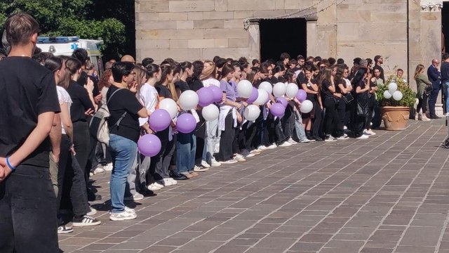 Palloncini, lenzuoli, commozione e Arisa: in mille a Capannori per il funerale della 17enne Valentina Tolomei, vittima della strada