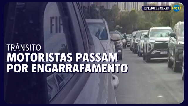 Motoristas enfrentam engarrafamento na BR-356, próximo ao BH Shopping