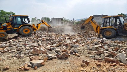 पक्के निर्माण हटाए, निर्माणाधीन चारदीवारी ढहाई