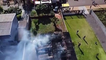 Imagens aéreas mostram destruição de residência em incêndio criminoso no Cascavel Velho