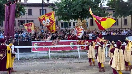 Palio di Ferrara. Contrade e Corte Ducale sfilano in piazza Ariostea