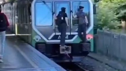 La follia dei ragazzini appesi a un treno della linea M2: la nuova moda del «train surfing»
